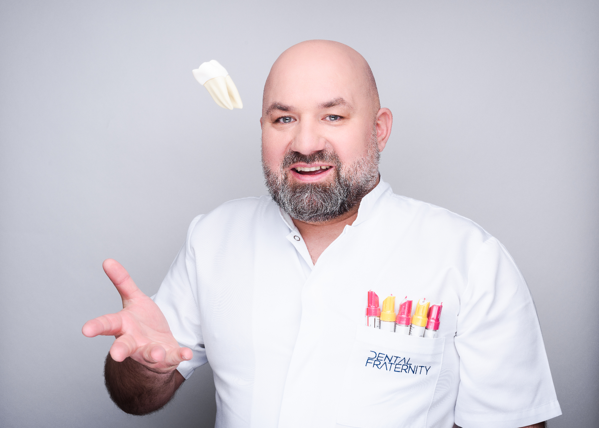 Zabieg implantologiczny pod mikroskopem — Dental Fraternity